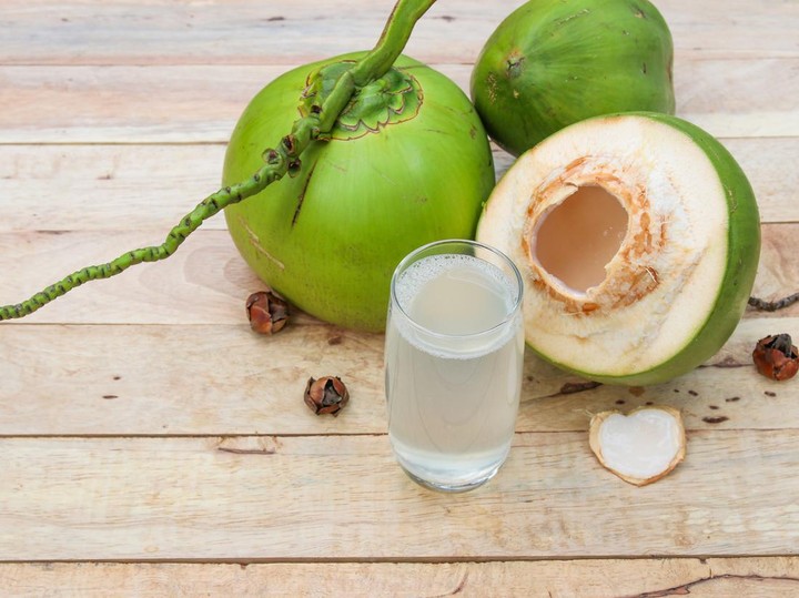 Benarkah Minum Air Kelapa Bikin Kulit Bayi Putih Bersih?