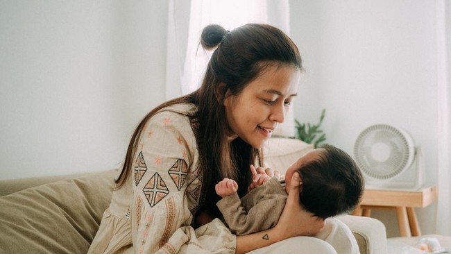 Cara Menstimulasi Bayi Agar Cepat Bicara Sejak Usia 0-6 Bulan