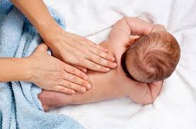 Manfaat Pijat Bayi (Baby Massage) dan Cara Melakukannya Sendiri di Rumah