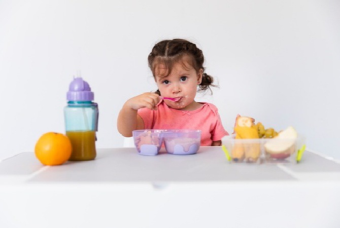 Tips Melatih Kemandirian Anak Prasekolah Saat Makan Sendiri