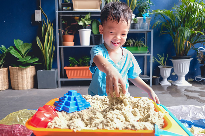 Manfaat Melatih Sensorik Anak Melalui Permainan Sensory Play di Rumah