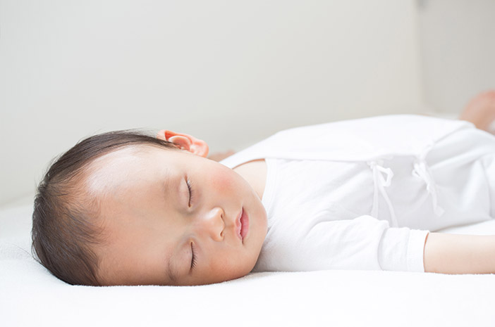 Pola Tidur Bayi Baru Lahir yang Normal dan Cara Mengaturnya