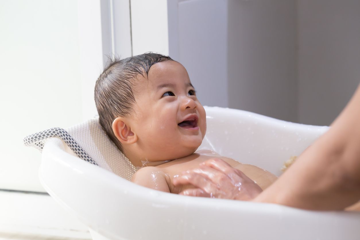 Panduan Memandikan Bayi Baru Lahir yang Benar Tanpa Takut Masuk Air Ke Telinga